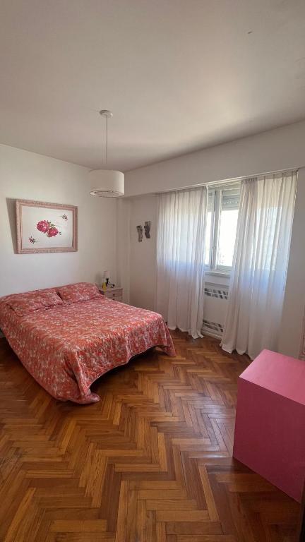 Schlafzimmer mit einem Bett und Holzboden in der Unterkunft Centro amplio 5 personas in Mar del Plata