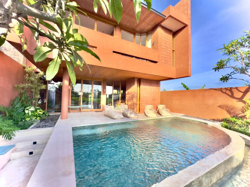 una casa con piscina frente a ella en New! Gorgeous 3BD Villa close to Canggu, en Tanah Lot