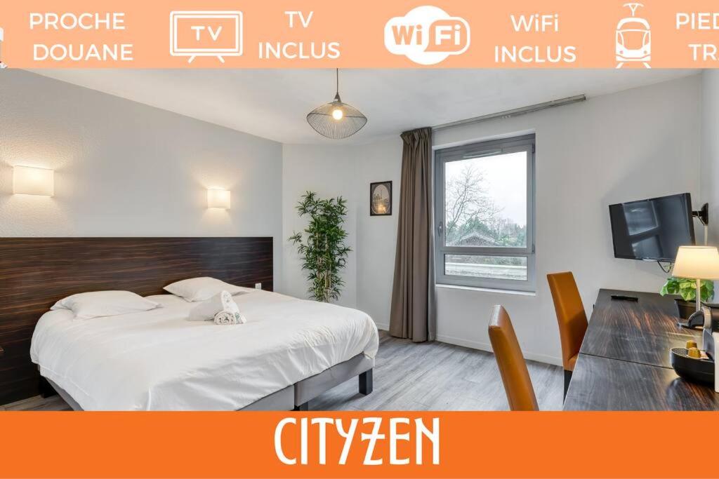 une chambre d'hôtel avec un lit et une télévision dans l'établissement ZenBNB / CityZen / Pied du TRAM / Frontière Suisse, à Gaillard