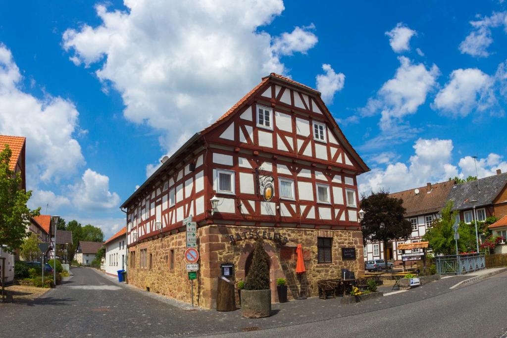 un edificio al lado de una calle en Ratskeller Niederurff - Hotel & Restaurant, en Bad Zwesten