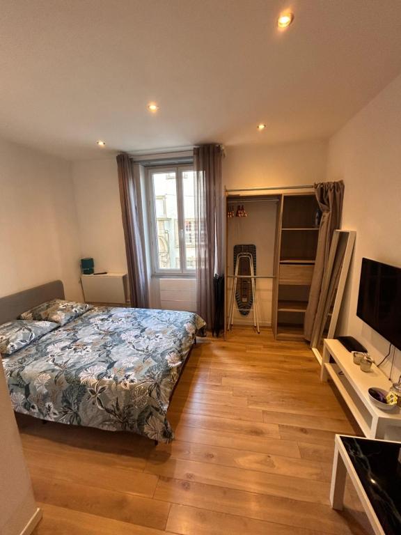 - une chambre avec un lit et une télévision dans l'établissement # Le 9 # Joli studio neuf, tout équipé Mulhouse centre, à Mulhouse