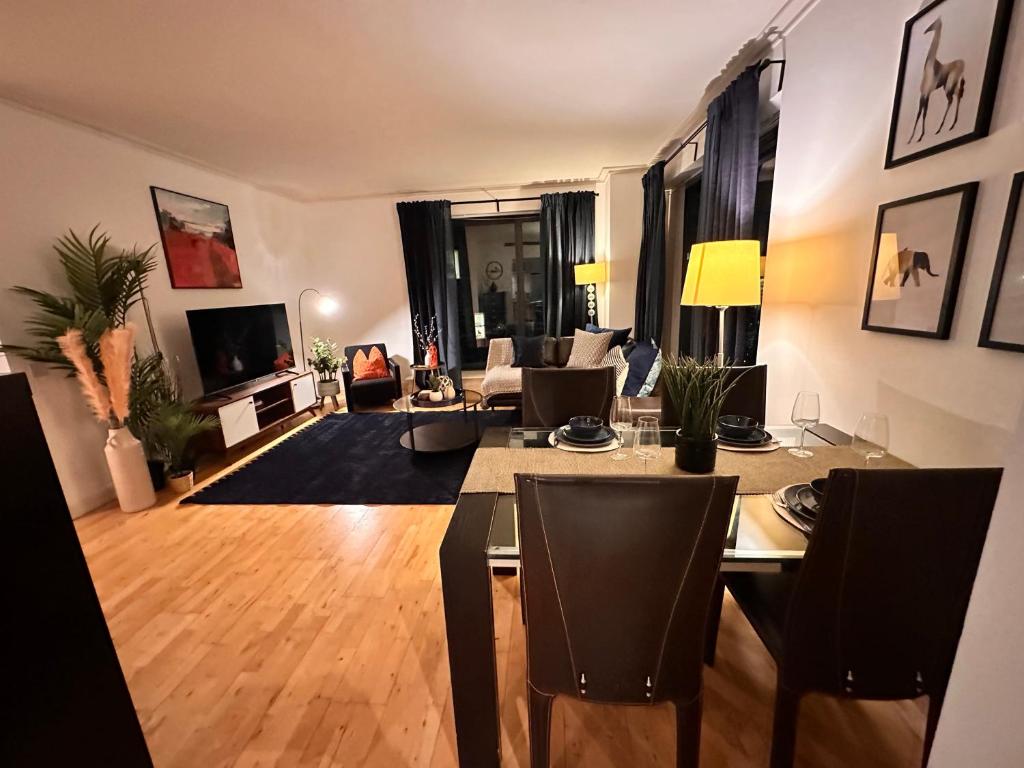 soggiorno con tavolo e sedie di NEW Spacious 2 bedroom Apartment with Balcony a Londra