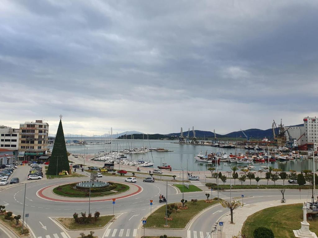 una città con un porto e barche in acqua di 1910 Lifestyle Hotel a Volos