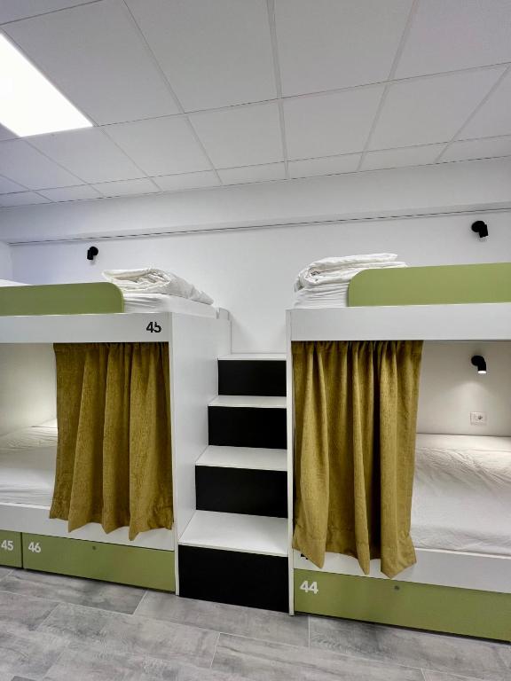 Palanda nebo palandy na pokoji v ubytování Appa Hostel