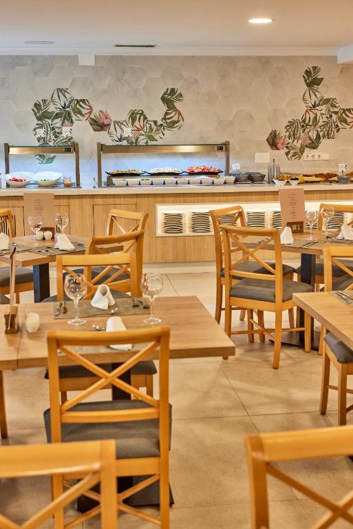 Reštaurácia alebo iné gastronomické zariadenie v ubytovaní Universal Aparthotel Don Camilo