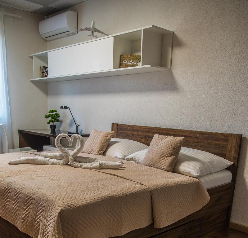 Postel nebo postele na pokoji v ubytování AeroCafe