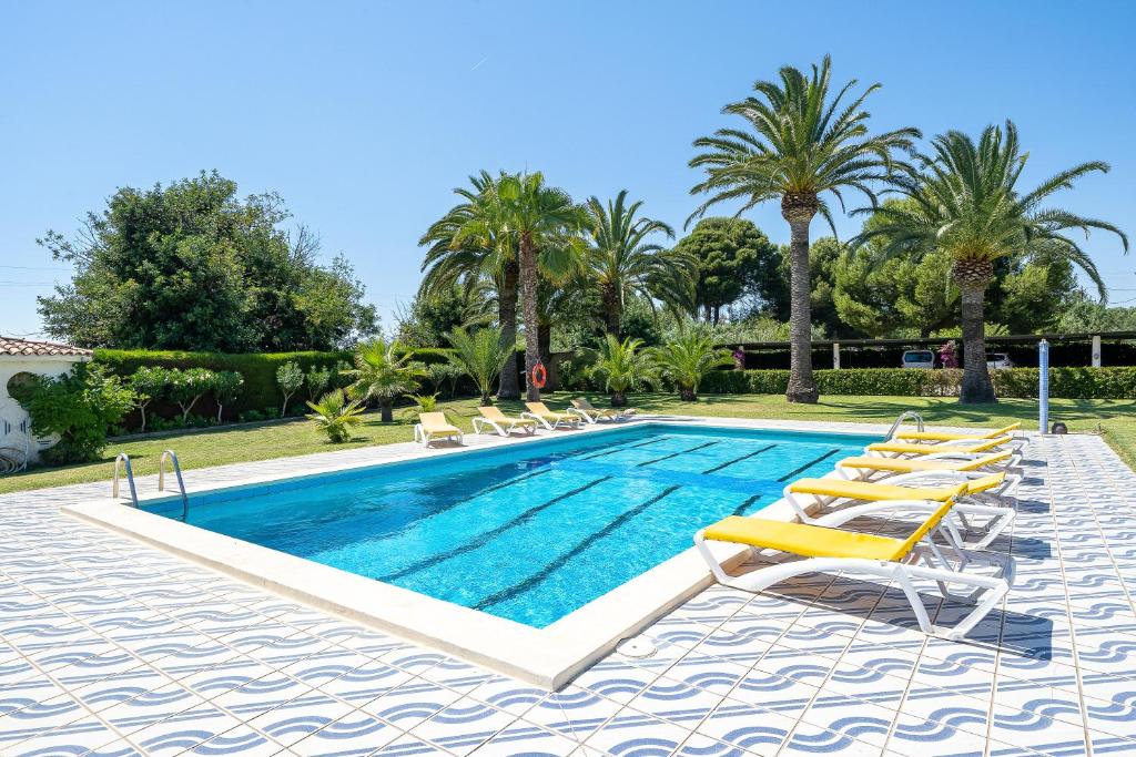 een zwembad met ligstoelen en een resort bij Complejo Colibri 13 in Cambrils
