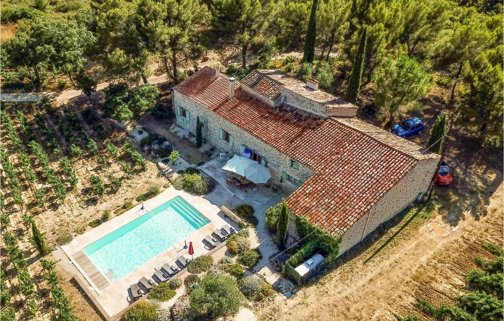 una vista aérea de una casa con piscina en Amazing Home In Murviel-ls-bziers With Outdoor Swimming Pool, en Murviel