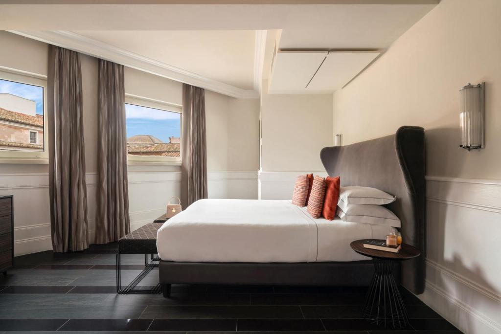 A bed or beds in a room at Palazzo Navona Hotel