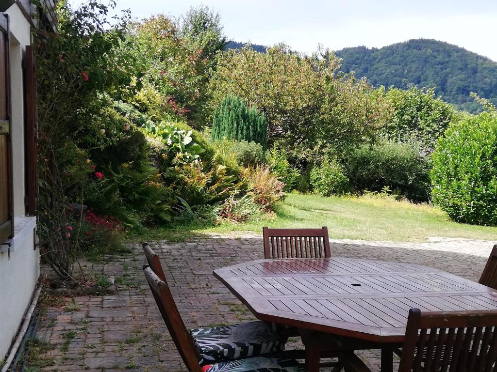 Zdjęcie z galerii obiektu Appartement 40m2 avec terrasse et vue superbe w mieście Theys