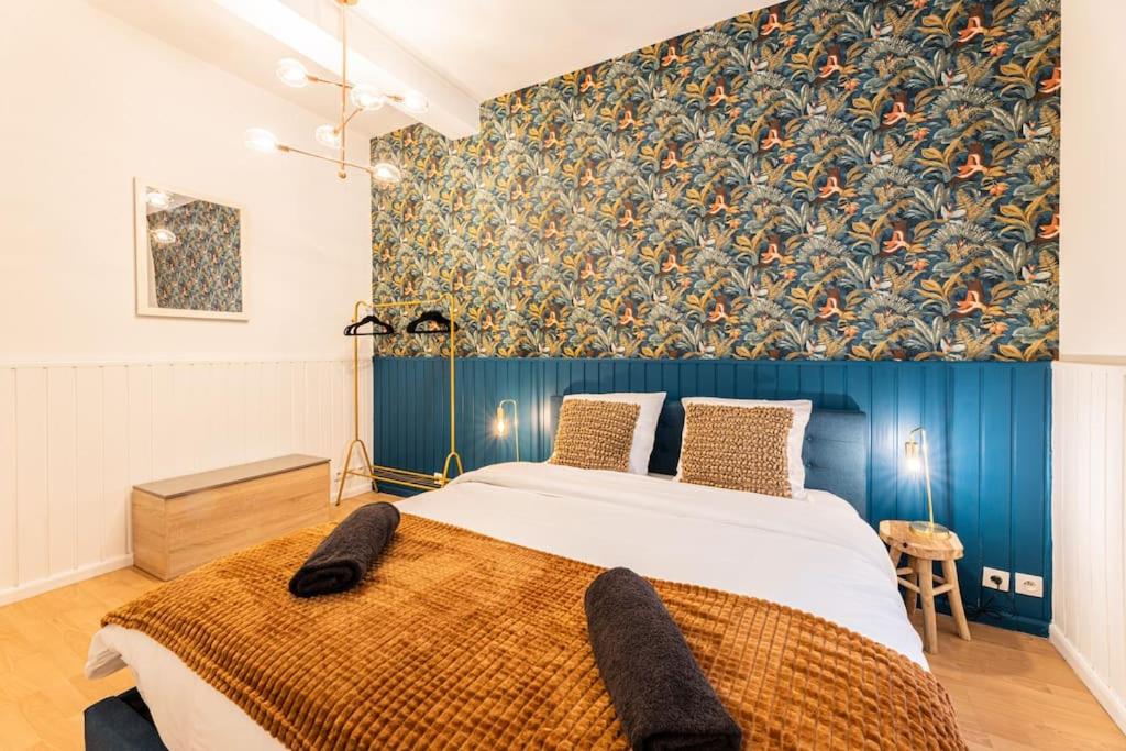 une chambre avec un lit et un mur bleu dans l'établissement GARE DE LYON 12e, suite 1 chambre 2 à 4P, à Paris