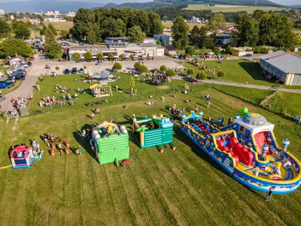 Bazén v ubytování AeroCafe nebo v jeho okolí