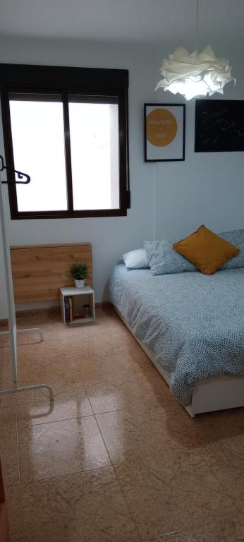 1 dormitorio con 1 cama y 2 ventanas en Villa Rosario en San Fulgencio
