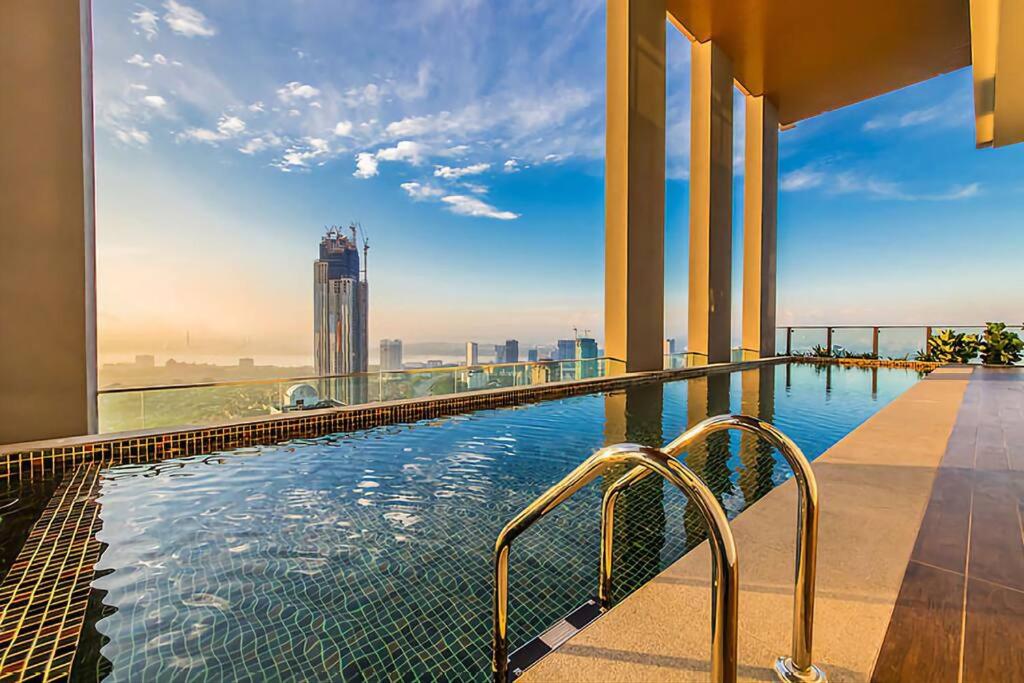 een zwembad bovenop een gebouw bij [RARE FIND Sky Infinity Pool] 4 pax, 2 Rooms in Johor Bahru