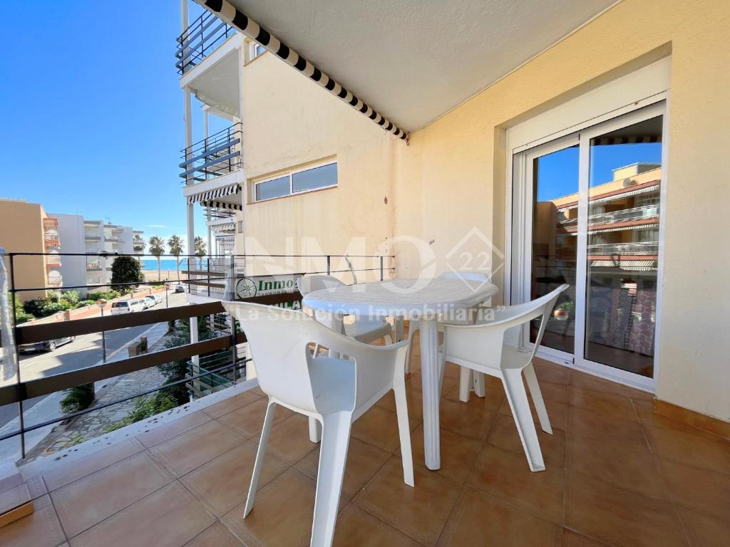comedor con mesa y sillas en el balcón en Salida directa al Paseo Marítimo de La Horta 110B - INMO22, en Cambrils