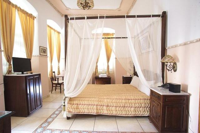 monte kristo في إرموبولّي: غرفة نوم بسرير مظلة وتلفزيون