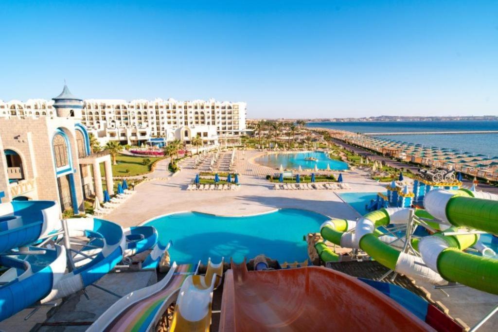 widok na park wodny ze zjeżdżalnią w obiekcie luxury Beachfront Studio- Foreign Nationals Only w mieście Hurghada