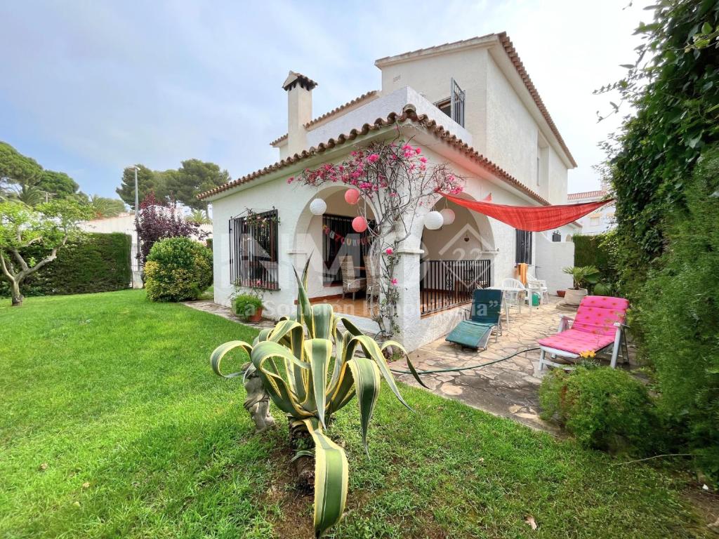 una casa con una planta en el patio en Casa individual en Mar Cambrils 113D - INMO22, en Cambrils