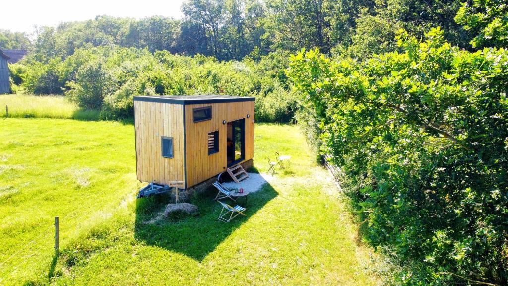 una casita en medio de un campo en Tiny House nature proche Montargis - 1h de Paris ! 