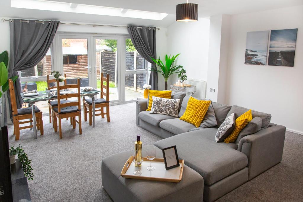 a living room with a couch and a table at Cozy Townhouse in the heart of Greater Manchester in Manchester