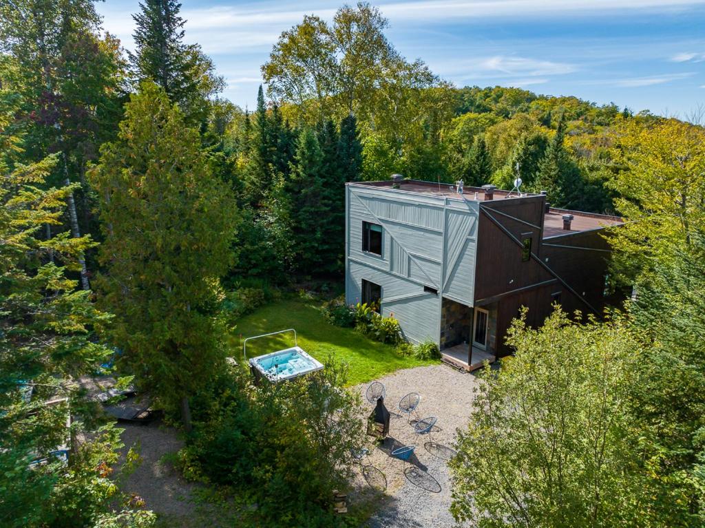 an overhead view of a tiny house in the woods at La Romane Val-david Spa & Pool in Val-David