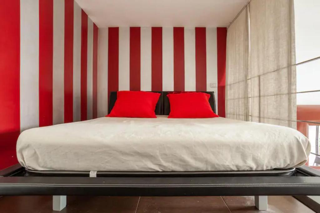 Posteľ alebo postele v izbe v ubytovaní Isola Skylight Loft- Via della Boscaiola