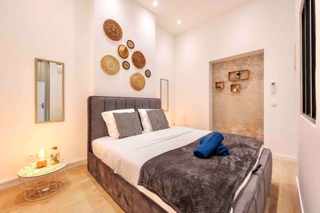 een slaapkamer met een groot bed in een kamer bij VIEUX PORT, FÉRREOL 6ème, appartement 8 personnes in Marseille