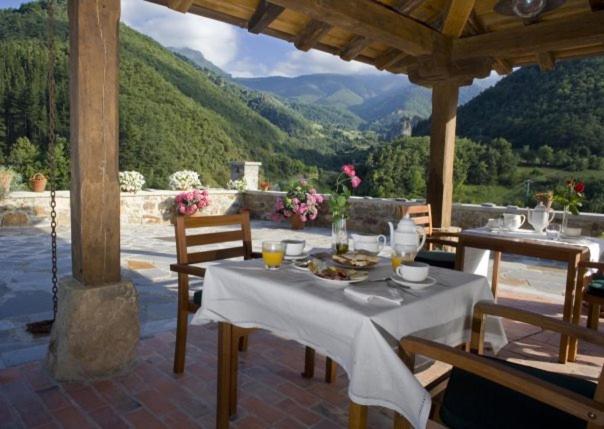 una mesa y sillas en un patio con vistas en La Casa De Las Arcas, en Vada