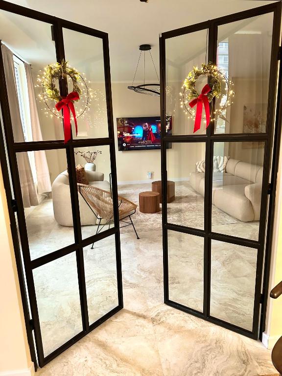 Hotel Sanierte 5 Zimmer Luxus Standard Apartment auf 350qm, a living room with two mirrors and a television at Sanierte 5 Zimmer Luxus Standard Apartment auf 350qm in Hamburg