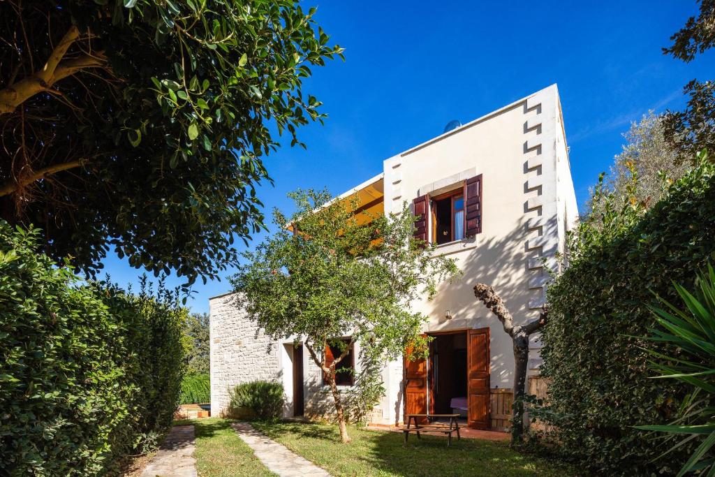 a view of the house from the garden at Aloe & Lotus Villas in Prinés