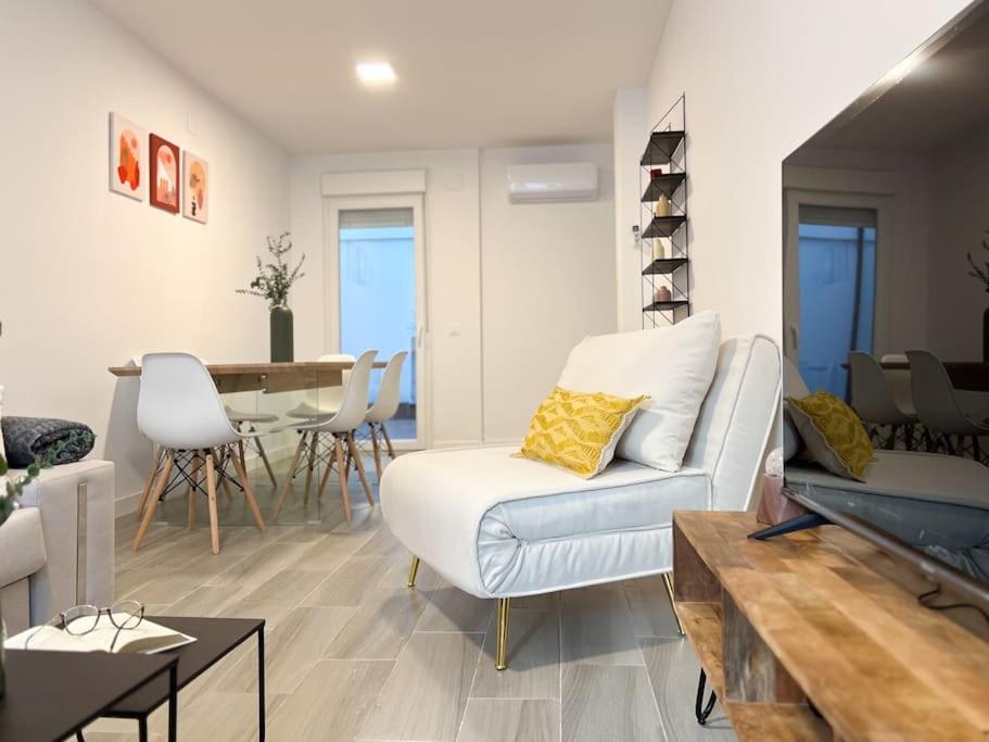sala de estar con sofá blanco y mesa en Apartamentos Gredos 301, en Jaraíz de la Vera