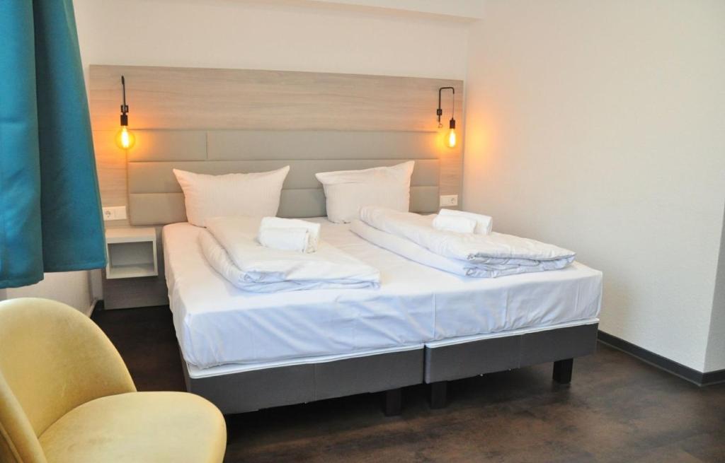 Postel nebo postele na pokoji v ubytování Hotel Am Martinsberg