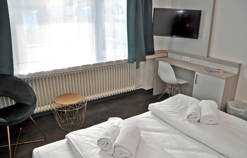 Postel nebo postele na pokoji v ubytování Hotel Am Martinsberg