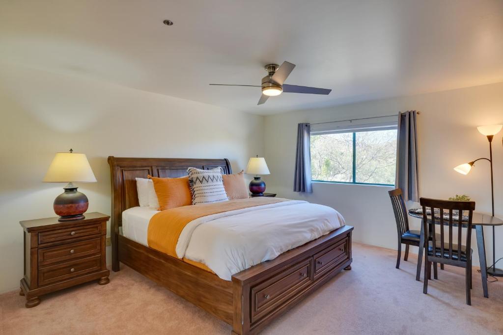 1 dormitorio con cama, escritorio y ventana en Tucson Studio with Golf Course and Pool Access!, en Tucson