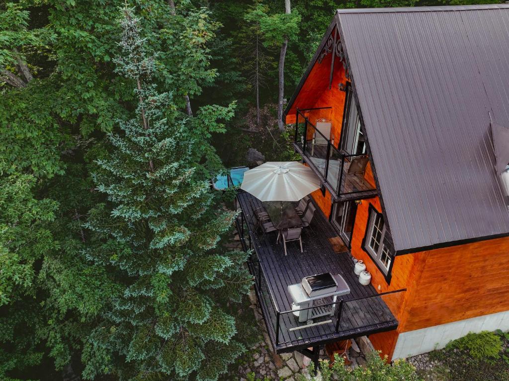 an overhead view of a house with a deck with an umbrella at Terrasses Kedros Exitchalets Spa & Lake Acces in Entrelacs