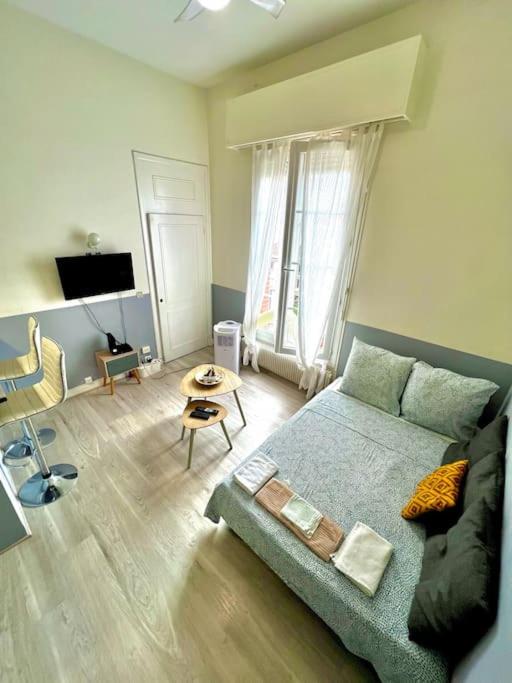 - un salon avec un canapé et une table dans l'établissement Appartement au bord des berges + parking, à Toulouse