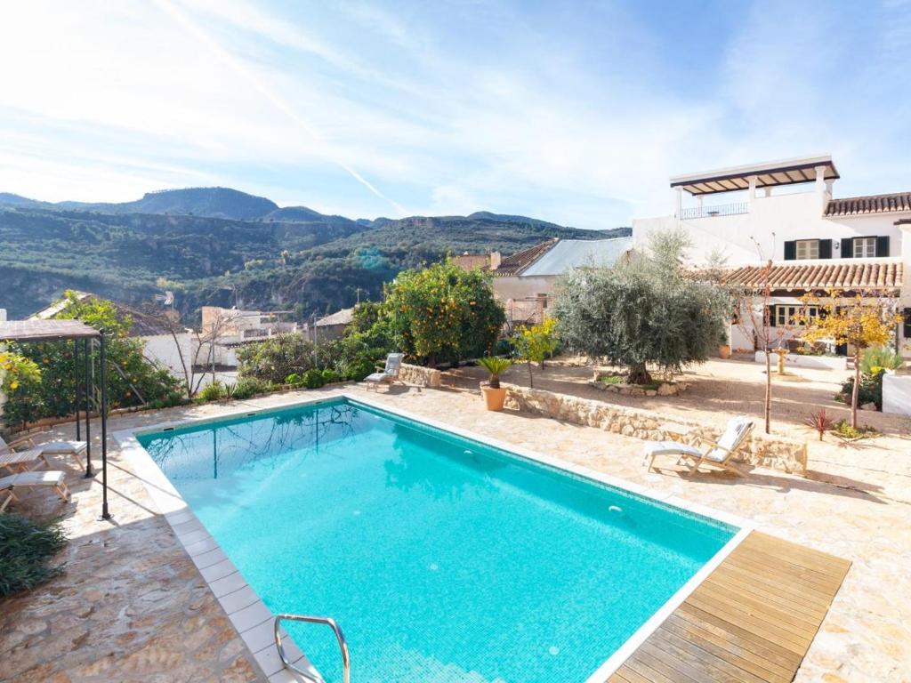 een zwembad in een villa met uitzicht bij Casa La Fuente in Albuñuelas
