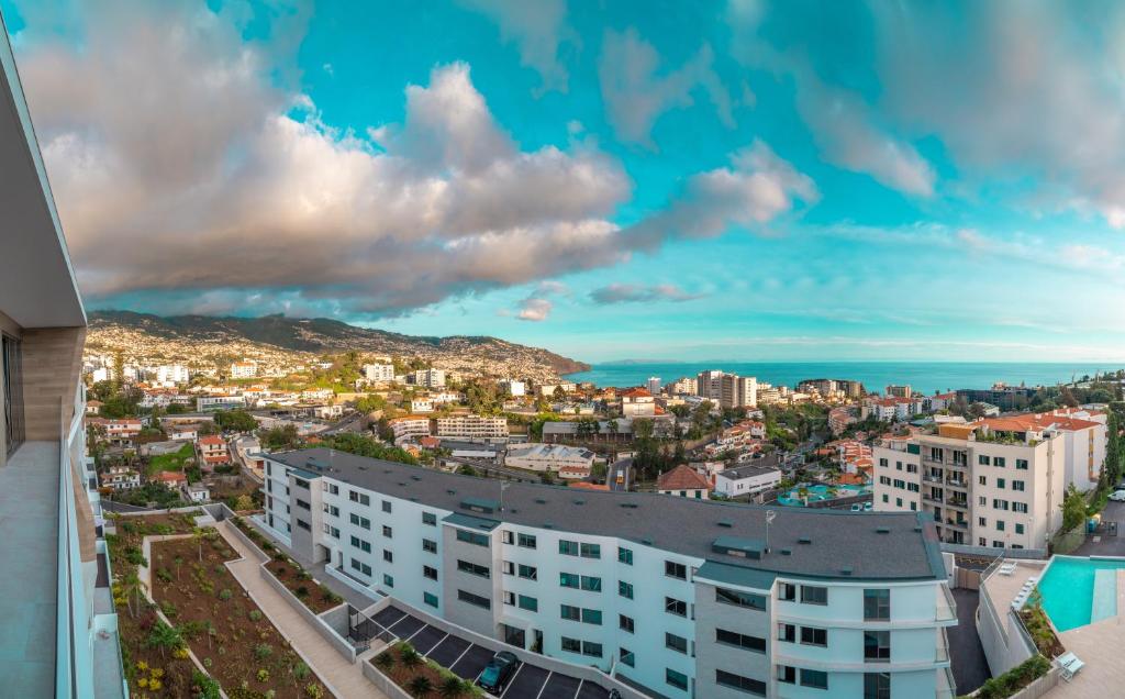 Blick auf die Stadt von einem Gebäude in der Unterkunft The PLACE in Funchal