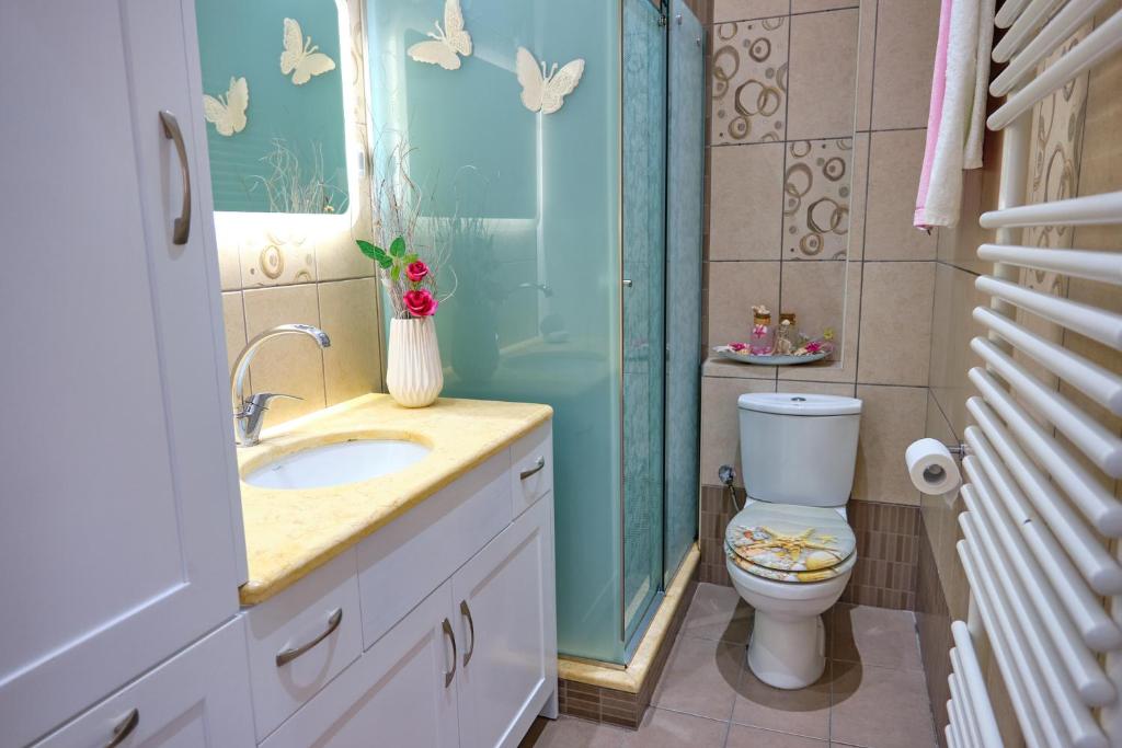 Koupelna v ubytování Elena Luxury Suite Agios Stefanos