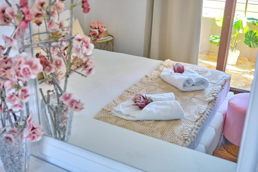 Postel nebo postele na pokoji v ubytování Elena Luxury Suite Agios Stefanos