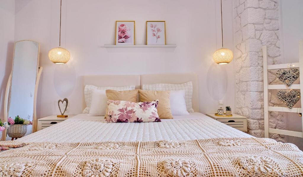 Postel nebo postele na pokoji v ubytování Elena Luxury Suite Agios Stefanos