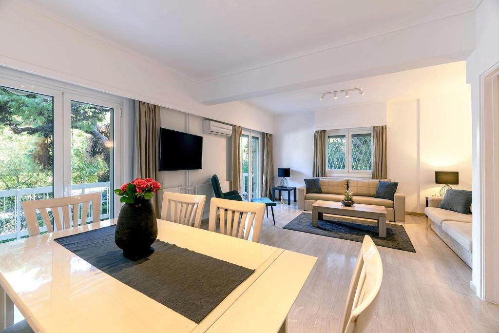 een woonkamer met een eettafel en een woonkamer bij Boutique77 Luxury Apartment in Athene