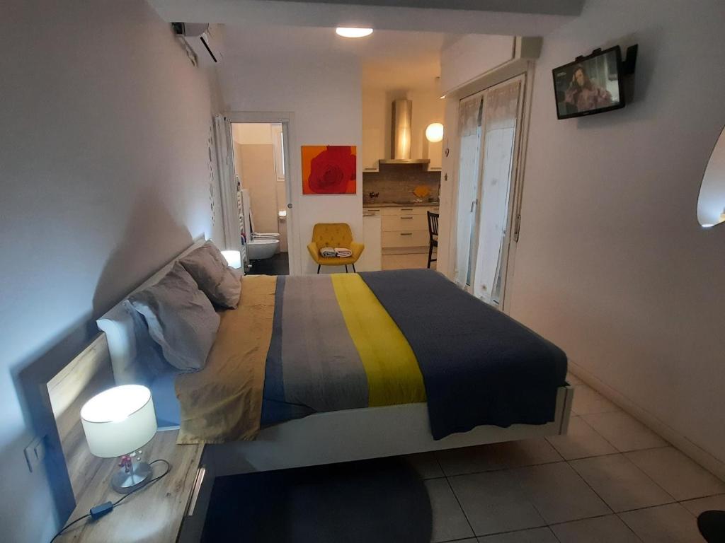Verdi 43 في بولسانو: غرفة نوم مع سرير وبطانية ملونة