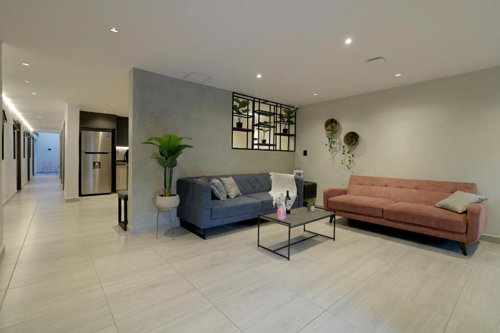 una sala de estar con un sofá y una mesa en Casa Indigo completa, en Medellín