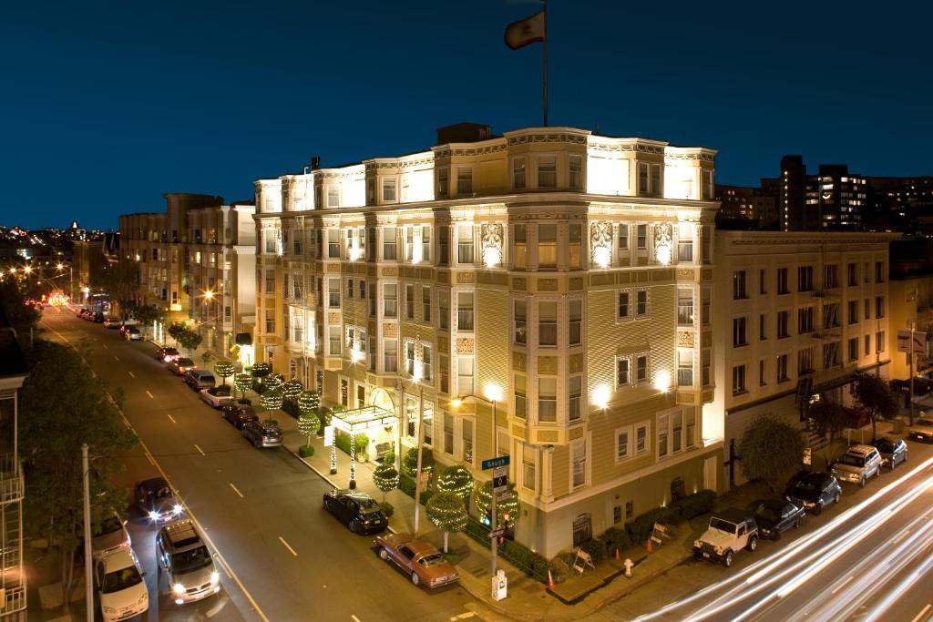 een groot wit gebouw in een stadsstraat 's nachts bij Hotel Majestic in San Francisco