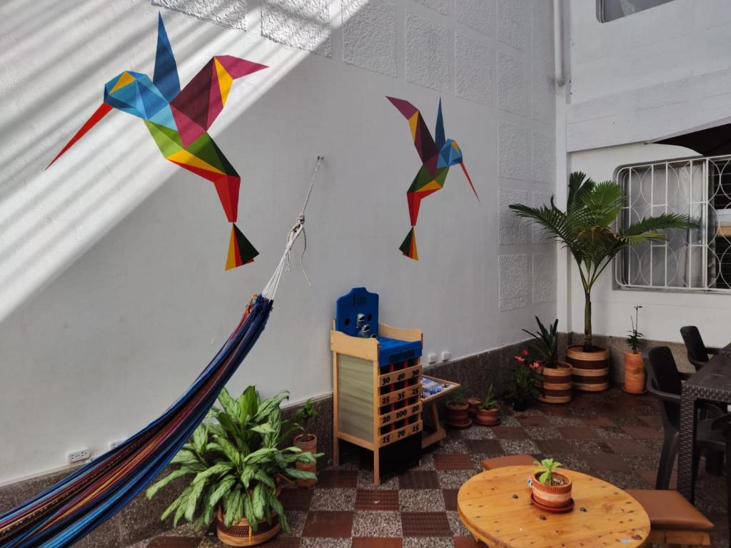een kamer met vliegers aan een muur bij Absolute Hotel & Hostel Boutique in Medellín