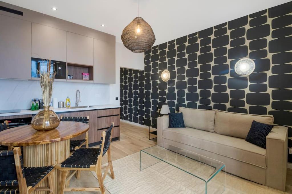 un salon avec un canapé et une table dans l'établissement 12.Appart 4Pers#1 Bedroom #Père Lachaise #Nation, à Paris