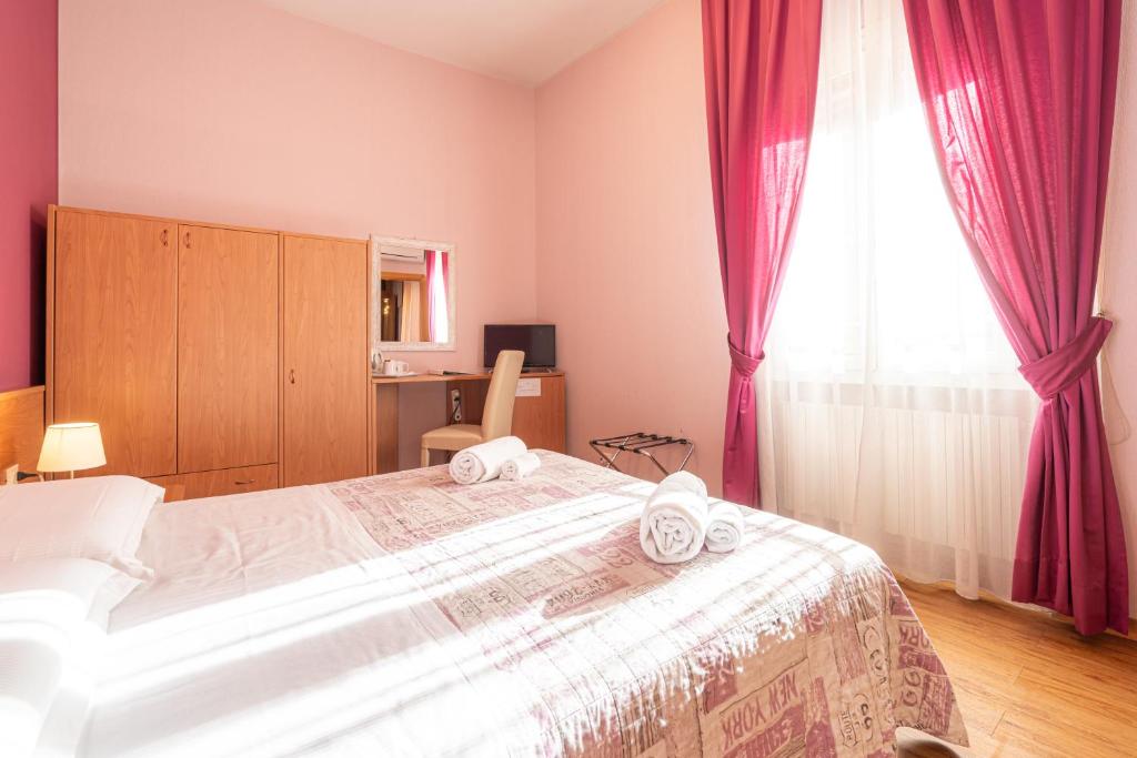 Postel nebo postele na pokoji v ubytování Hotel Donatello
