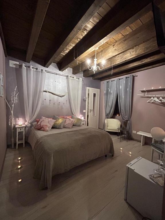 una camera da letto con un grande letto con cuscini rosa di B&B Cristalli Di Luce ad Albavilla