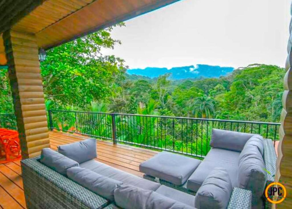 En balkon eller terrasse på Modern Mountain View Home by Nauyaca Waterfall